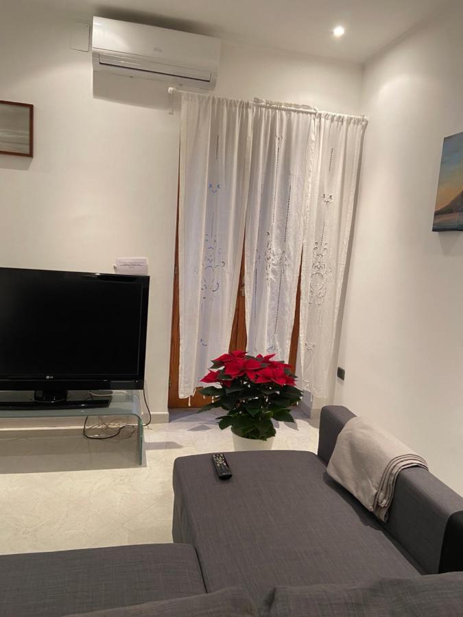 La Casa Di Giu Apartment Pozzuoli Bagian luar foto